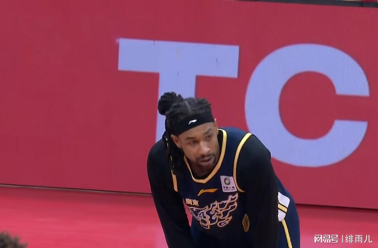 天博体育入口-裁掉萨林杰？广东队被迫引进“黑又硬”大外援，力保杜锋进总决赛