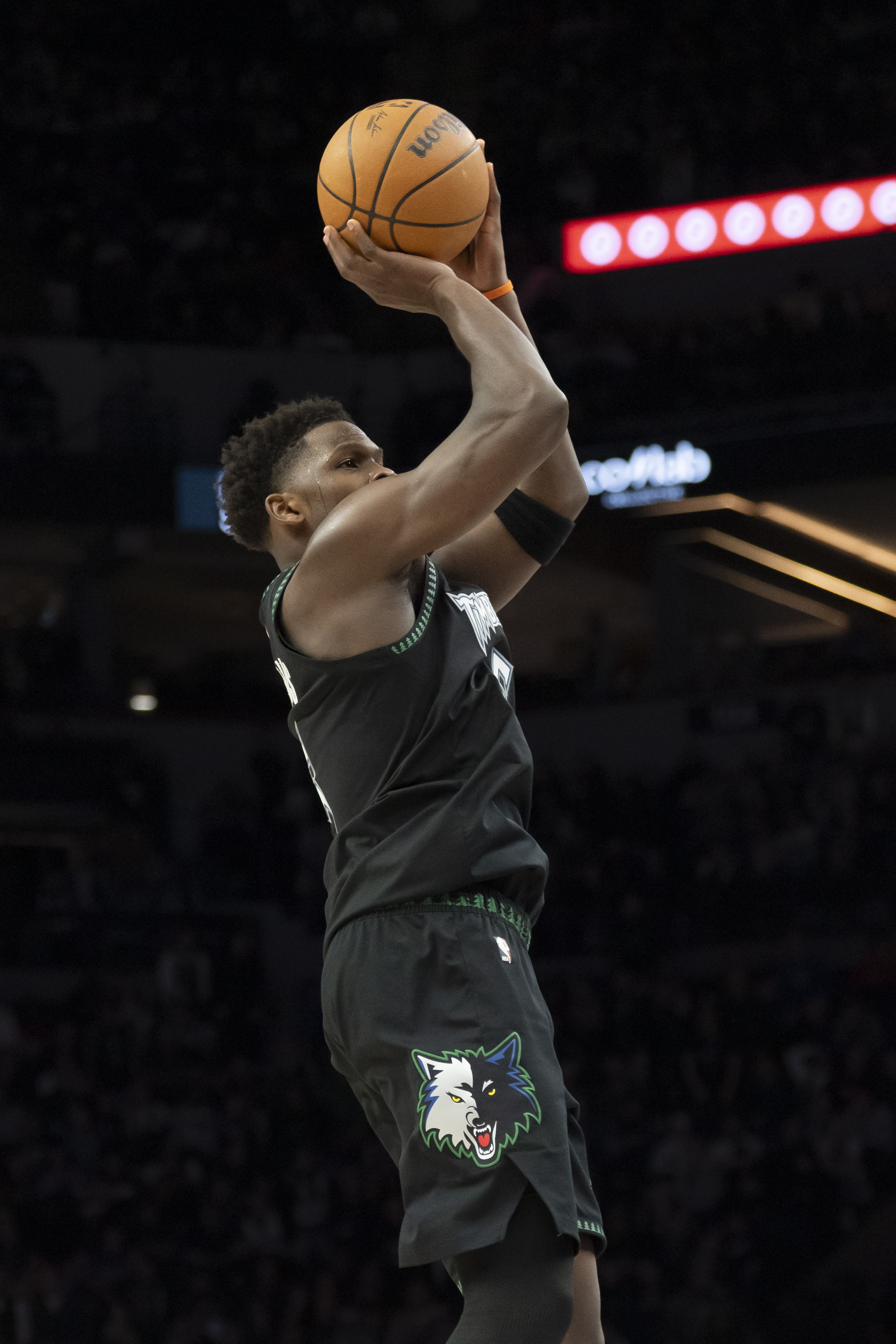 天博体育-爱德华兹本赛季第9次砍下40+ 追平东契奇 并列联盟第一