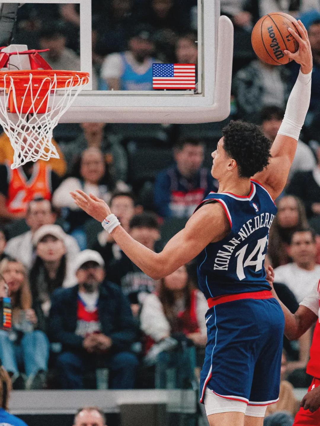 天博体育入口-倒地惨叫！架回更衣室！快船遭遇沉重打击