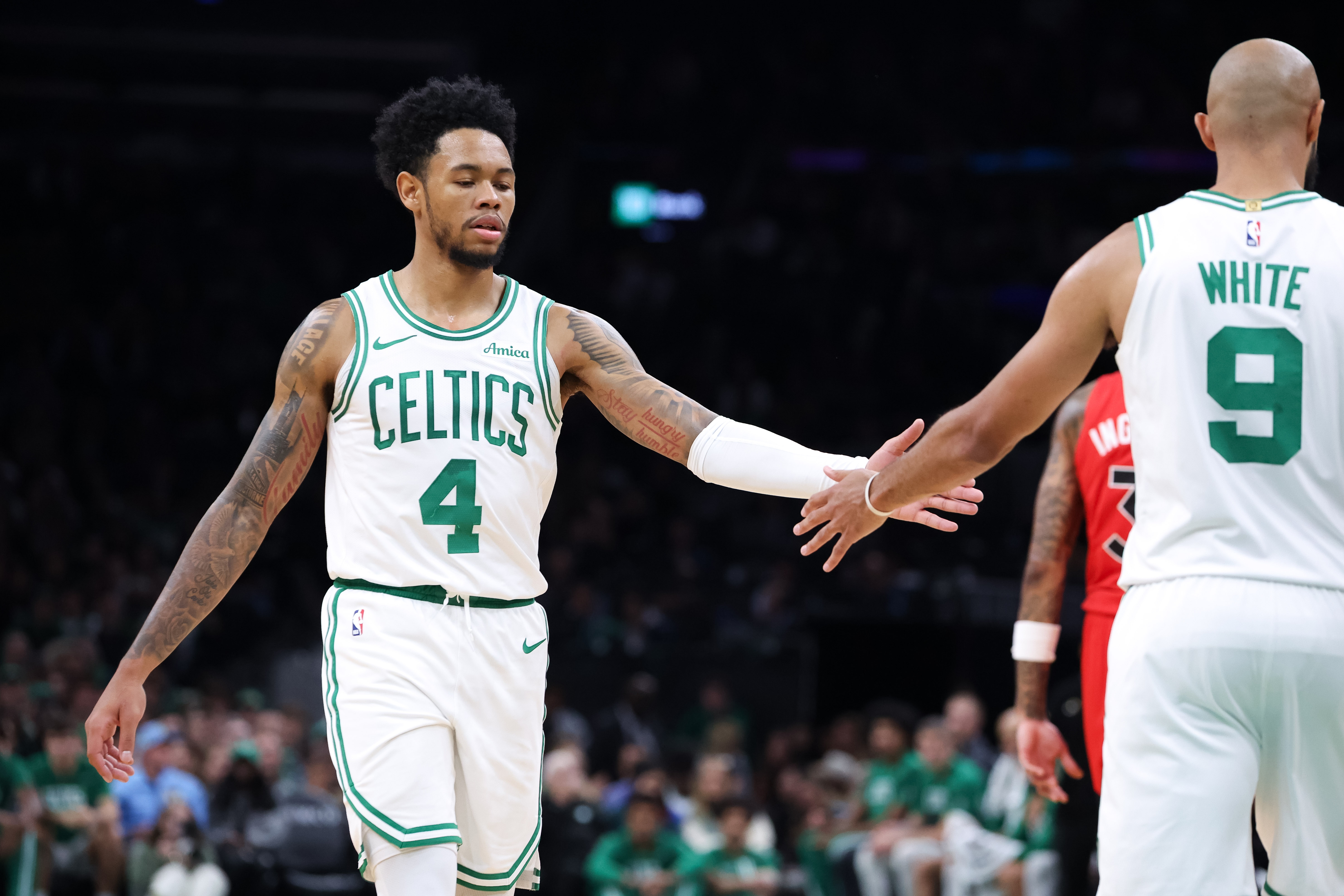 杰伦·布朗：安芬尼·西蒙斯始终全力以赴以球队为先 毫无怨言