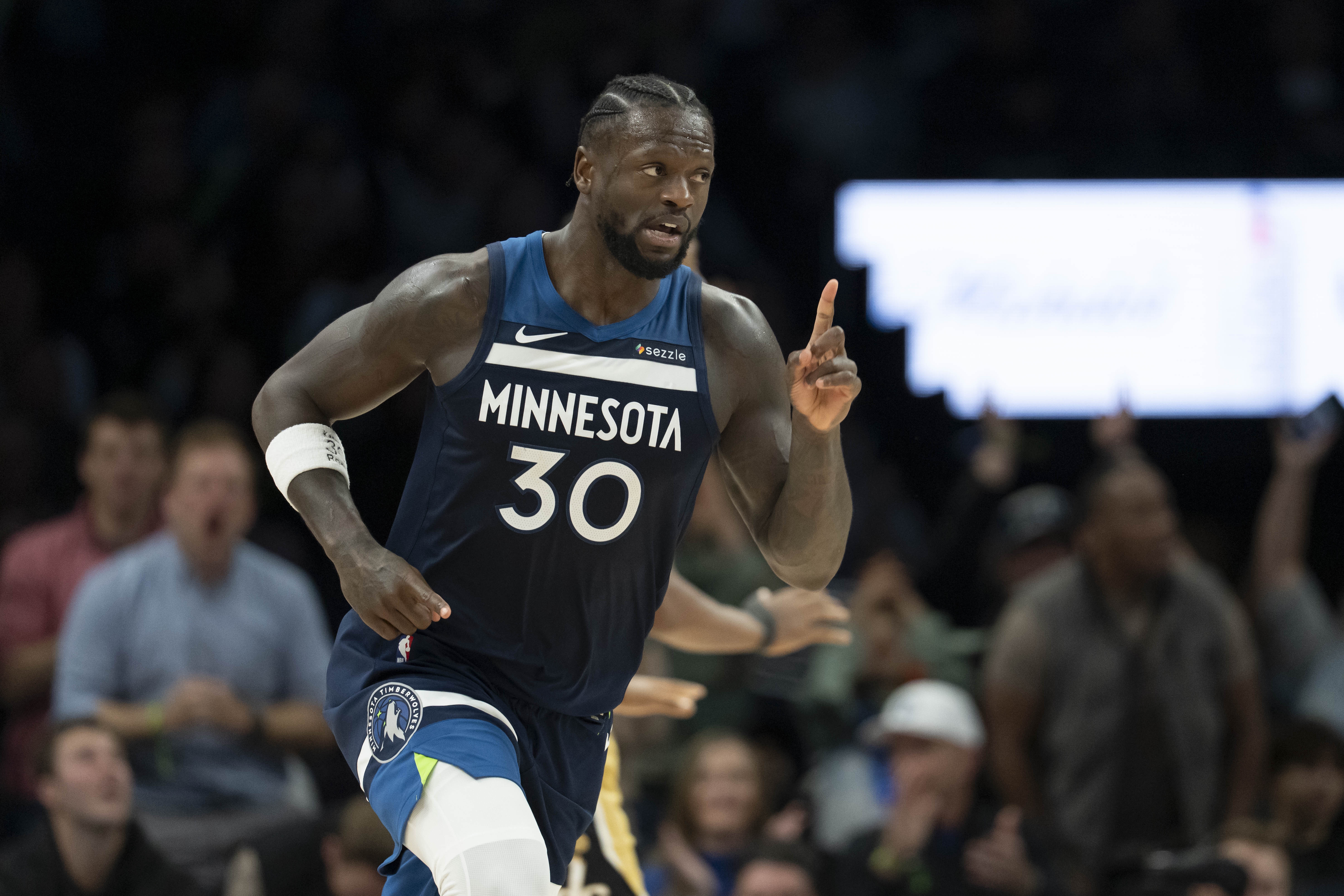 天博体育中国-表现不俗！兰德尔半场11投5中&amp;罚球2中2得13分4板1断 正负值+14